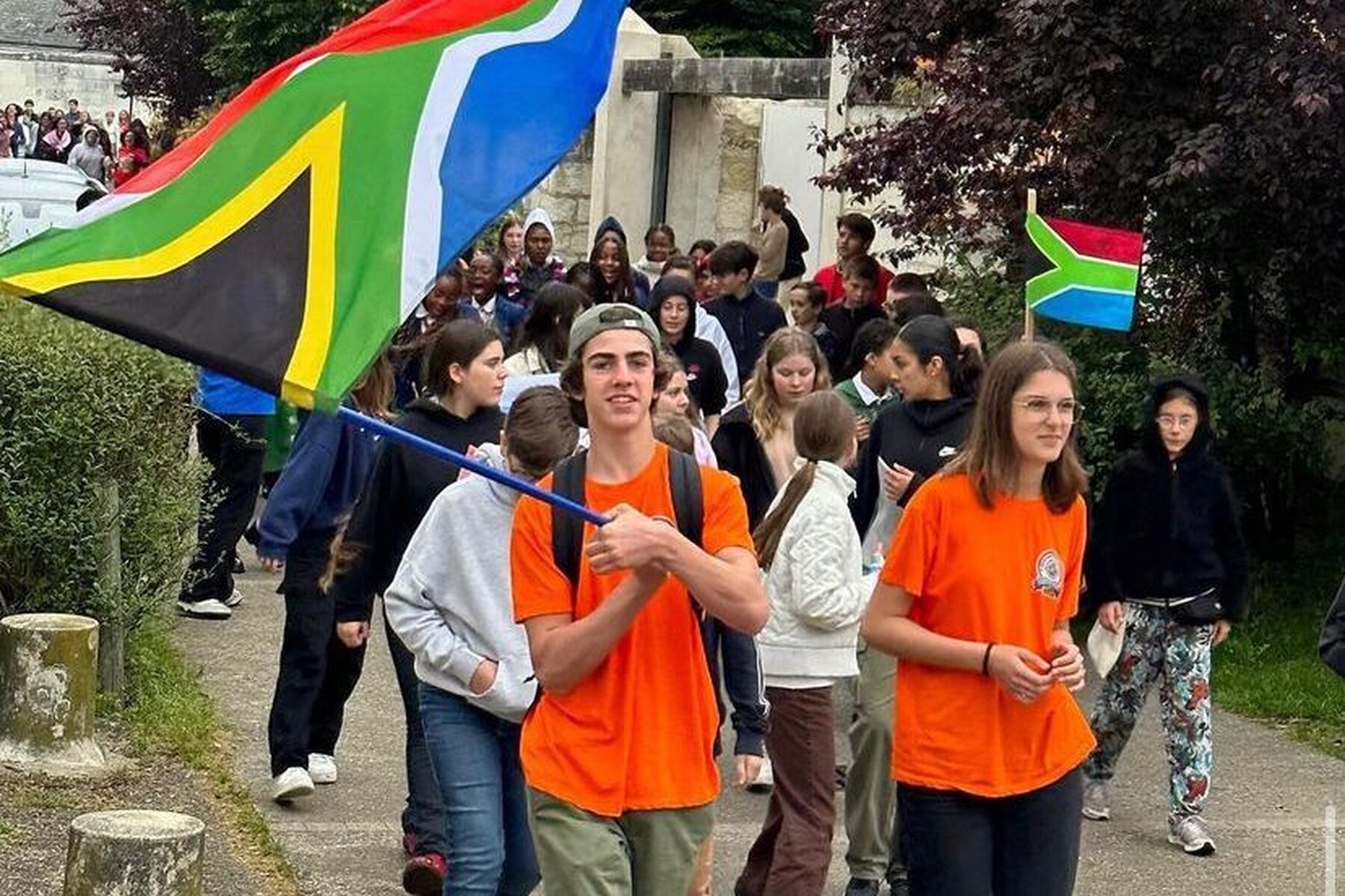 Boosting South Africas diplomatic relations by parading through the Loches streets